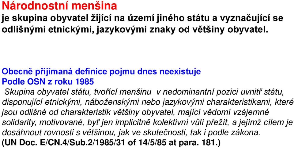 etnickými, náboženskými nebo jazykovými charakteristikami, které jsou odlišné od charakteristik většiny obyvatel, mající vědomí vzájemné solidarity, motivované,