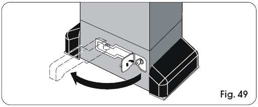 proudu lze bránou po odblokování pohonu pohybovat manuálně. 1) Otevřete kryt zámku a vložte klíč do zámku obr. 48. 2) Otočte klíčem ve směru hodinových ručiček a vytočte páku dle obr. 49.