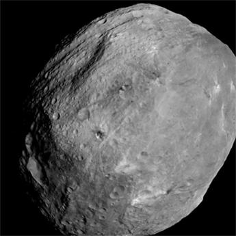 4 Vesta 1994 Objev kráteru pomocí HST Impaktní kráter Rheasilvia poblíž jižního pólu planetky má průměr 460 km a z 13km hlubokého dna se nad okolní terén zvedá středový vrchol s výškou až 23 km.