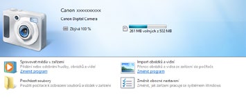 Ukládání snímků do počítače Po připojení fotoaparátu k počítači pomocí zakoupeného USB kabelu (fotoaparát má konektor typu Mini-B) můžete snímky importovat. 1 Připojte fotoaparát k počítači.