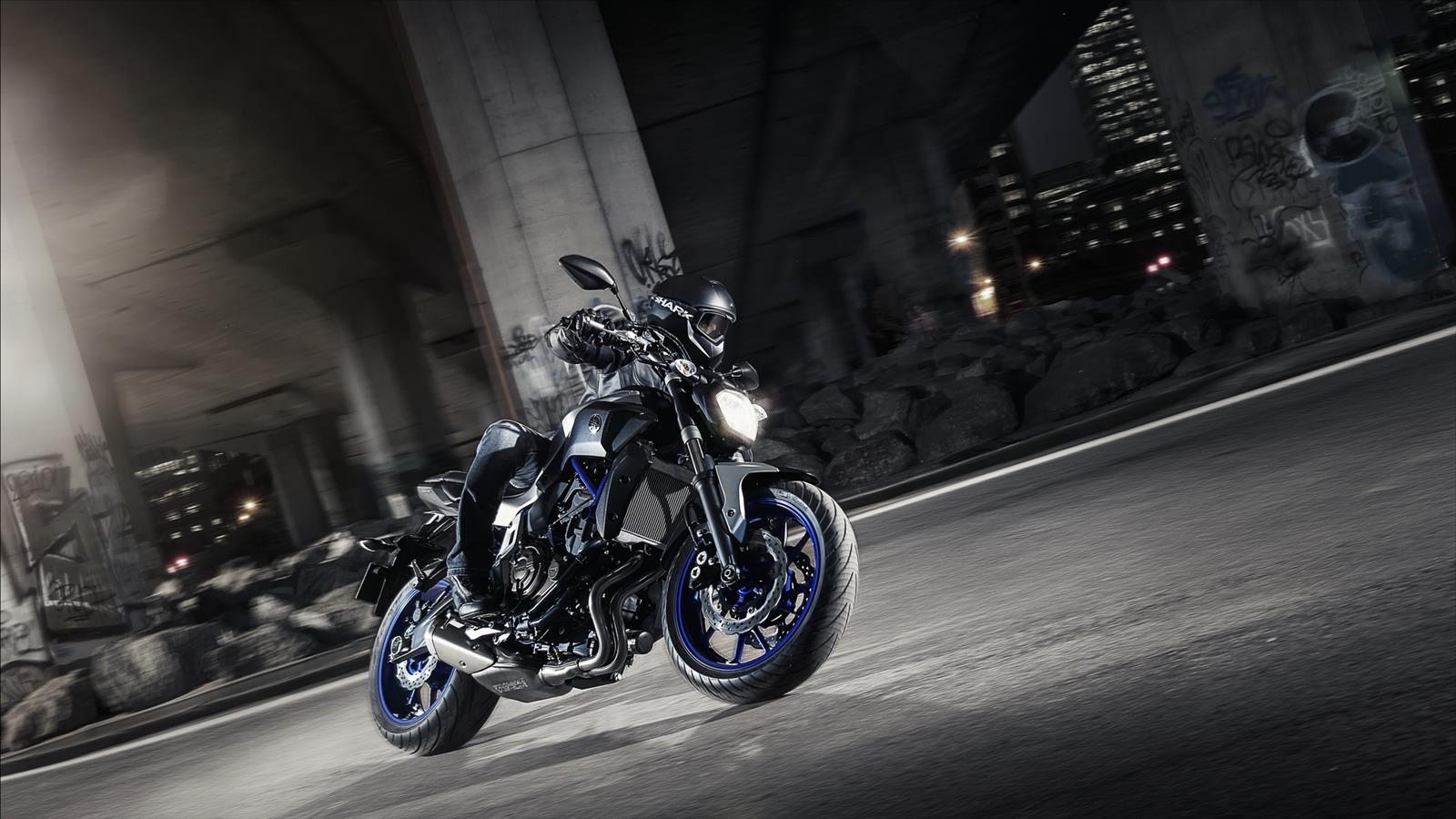 Probuďte svou temnou stránku MT-07 představuje nový druh motocyklu, který vrací na ulici zábavu, finanční dostupnost a radost z jízdy.