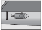 Konektor pro zapojení sluchátek s jackem o průměru 3,5 mm (na levé straně přístroje); skrz sluchátka je přehráván mono signál. Po připojení sluchátek se reproduktory přístroje automaticky vypnou.