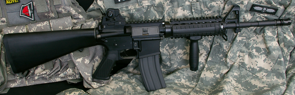 Pažbení zbraně není nic neobvyklého. Plastová pažba pušky M16 s plastovou patkou.
