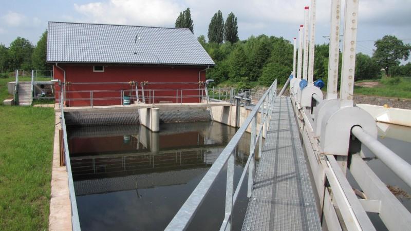 Jaroměři, na levém břehu řeky Labe.