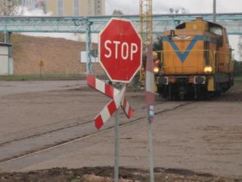 Nikdy se nepohybujte mezi železničními vagóny nebo pod nimi. Nevstupujte do prostoru nakládky vagónů.