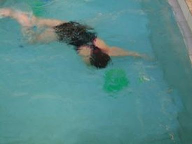 36: Lovení předmětů ze dna bazénu 8) Hry pro nácvik skoků do vody CIHLIČKA Jak do vody rybička, skočí těžká cihlička, pozor milý