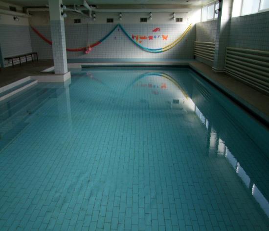 Příloha č. 7 : Fotografie jednotlivých fází výuky plavání na ZŠ a MŠ Žalany 85 Celková délka pobytu dětí během jedné výukové lekce v prostorách krytého bazénu je vyhrazena na 45 minut.