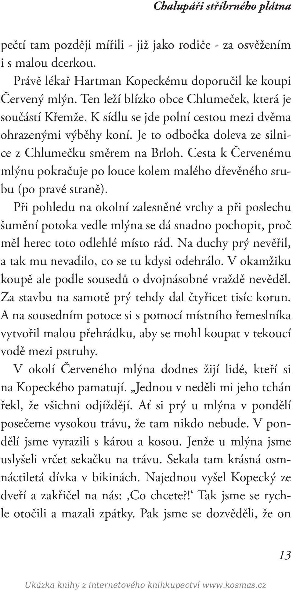 Cesta k Červenému mlýnu pokračuje po louce kolem malého dřevěného srubu (po pravé straně).