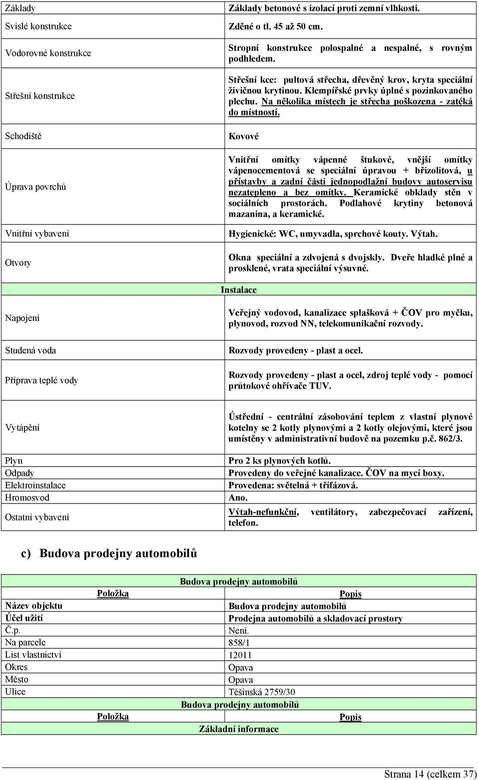 Na několika místech je střecha poškozena - zatéká do místností.