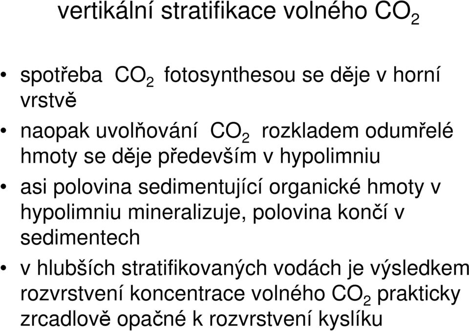 organické hmoty v hypolimniu mineralizuje, polovina končí v sedimentech v hlubších stratifikovaných