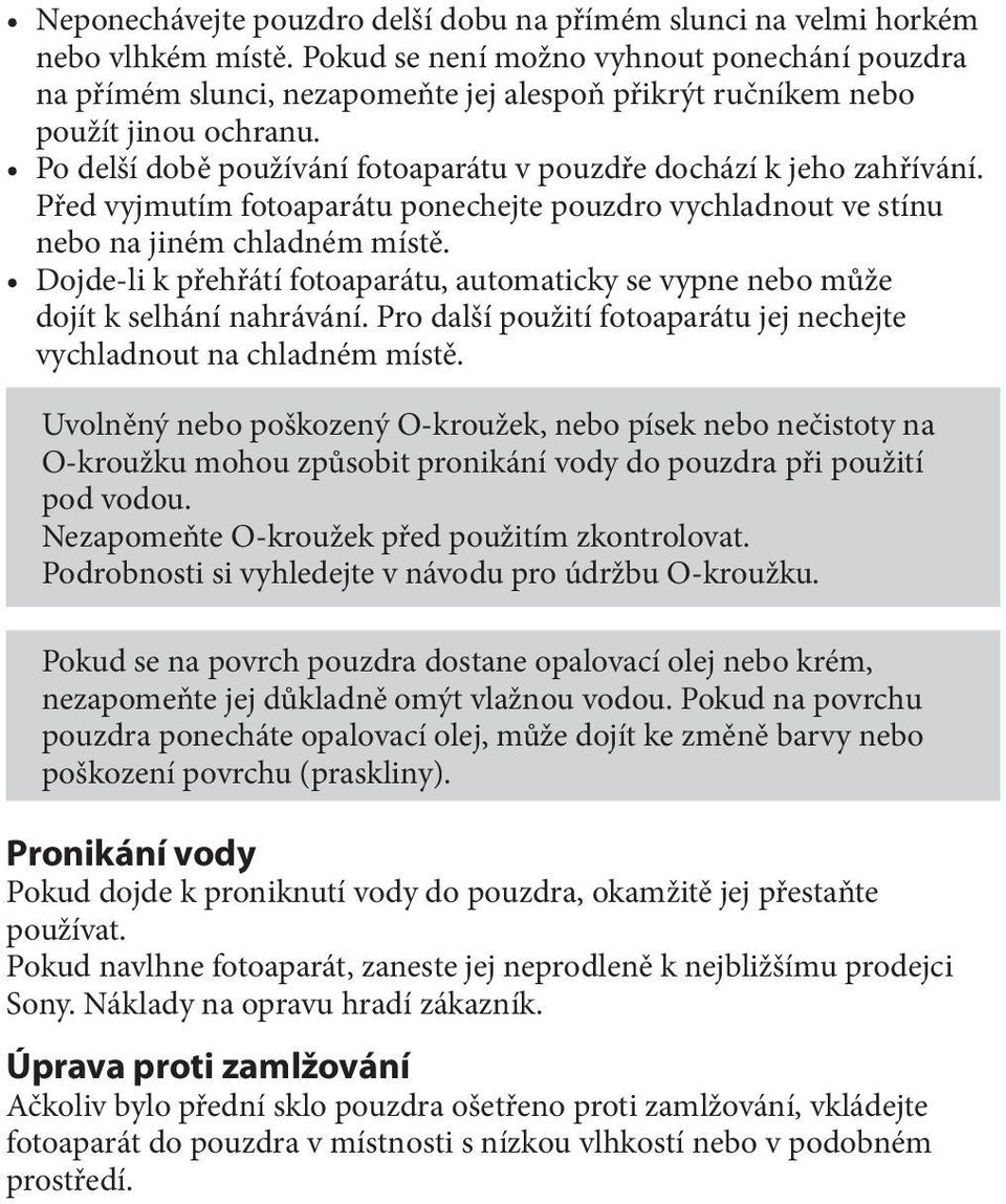 Po delší době používání fotoaparátu v pouzdře dochází k jeho zahřívání. Před vyjmutím fotoaparátu ponechejte pouzdro vychladnout ve stínu nebo na jiném chladném místě.