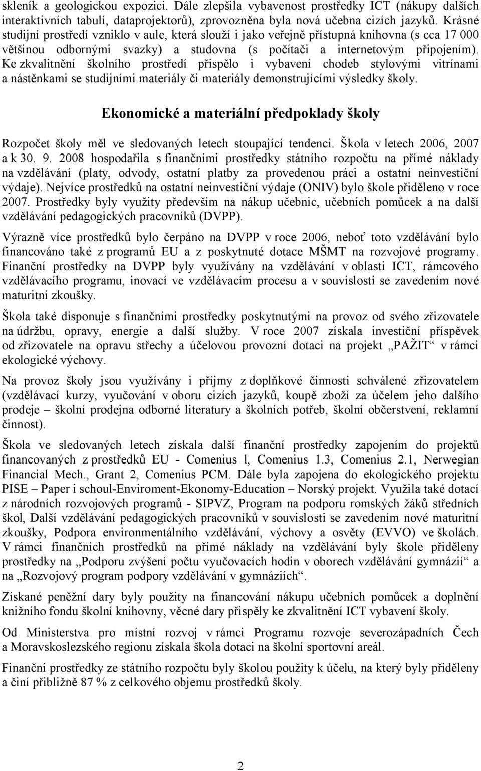 Ke zkvalitnění školního prostředí přispělo i vybavení chodeb stylovými vitrínami a nástěnkami se studijními materiály či materiály demonstrujícími výsledky školy.