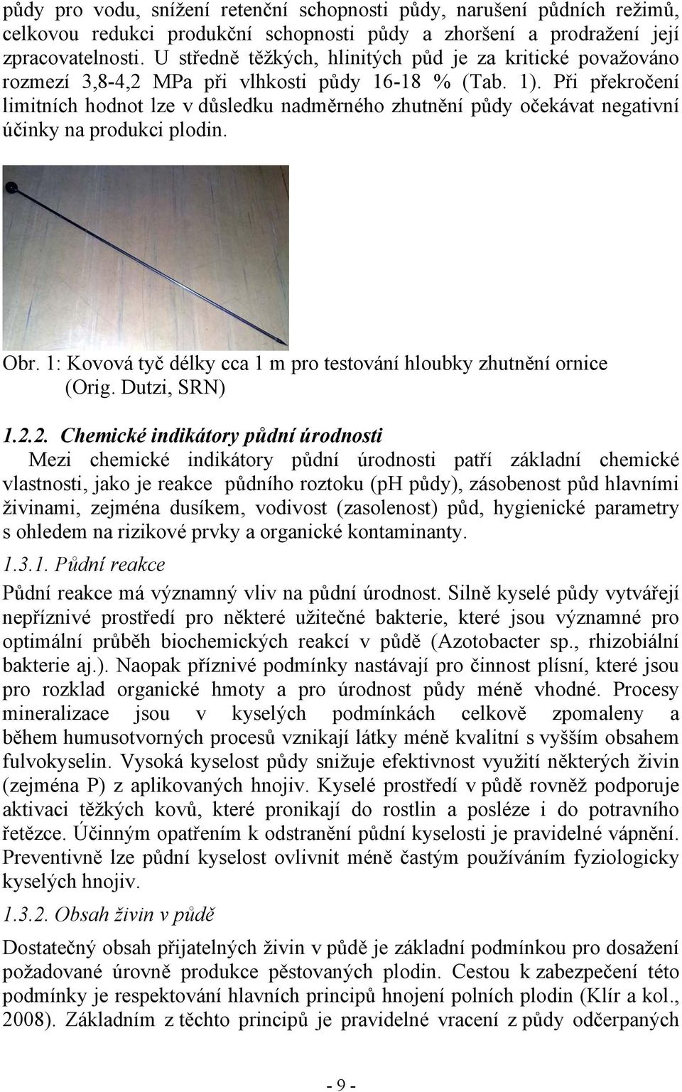 Při překročení limitních hodnot lze v důsledku nadměrného zhutnění půdy očekávat negativní účinky na produkci plodin. Obr. 1: Kovová tyč délky cca 1 m pro testování hloubky zhutnění ornice (Orig.