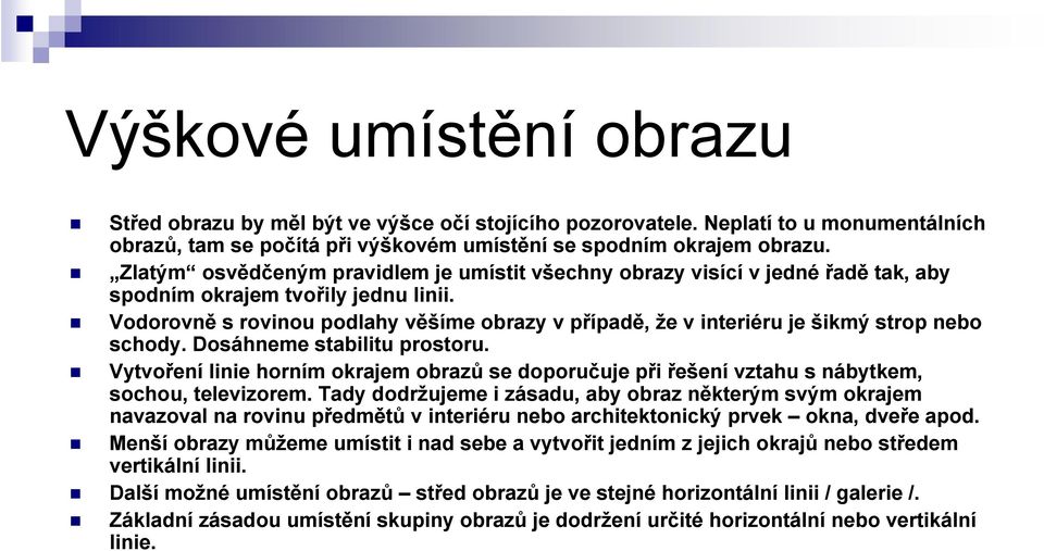 Vodorovně s rovinou podlahy věšíme obrazy v případě, že v interiéru je šikmý strop nebo schody. Dosáhneme stabilitu prostoru.