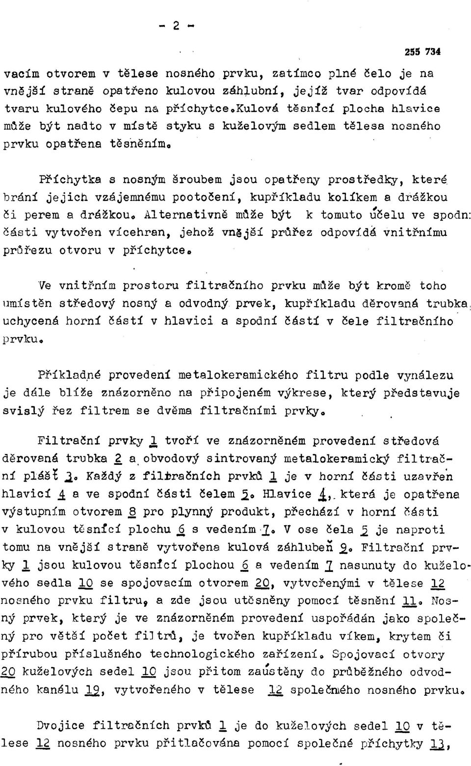 drážkou či perem a drážkou* Alternativně může být к tomuto účelu ve spodn: části vytvořen vícehran, jehož vngjší průřez odpovídá vnitřnímu průřezu otvoru v příchytce» Ve vnitřním prostoru filtračního