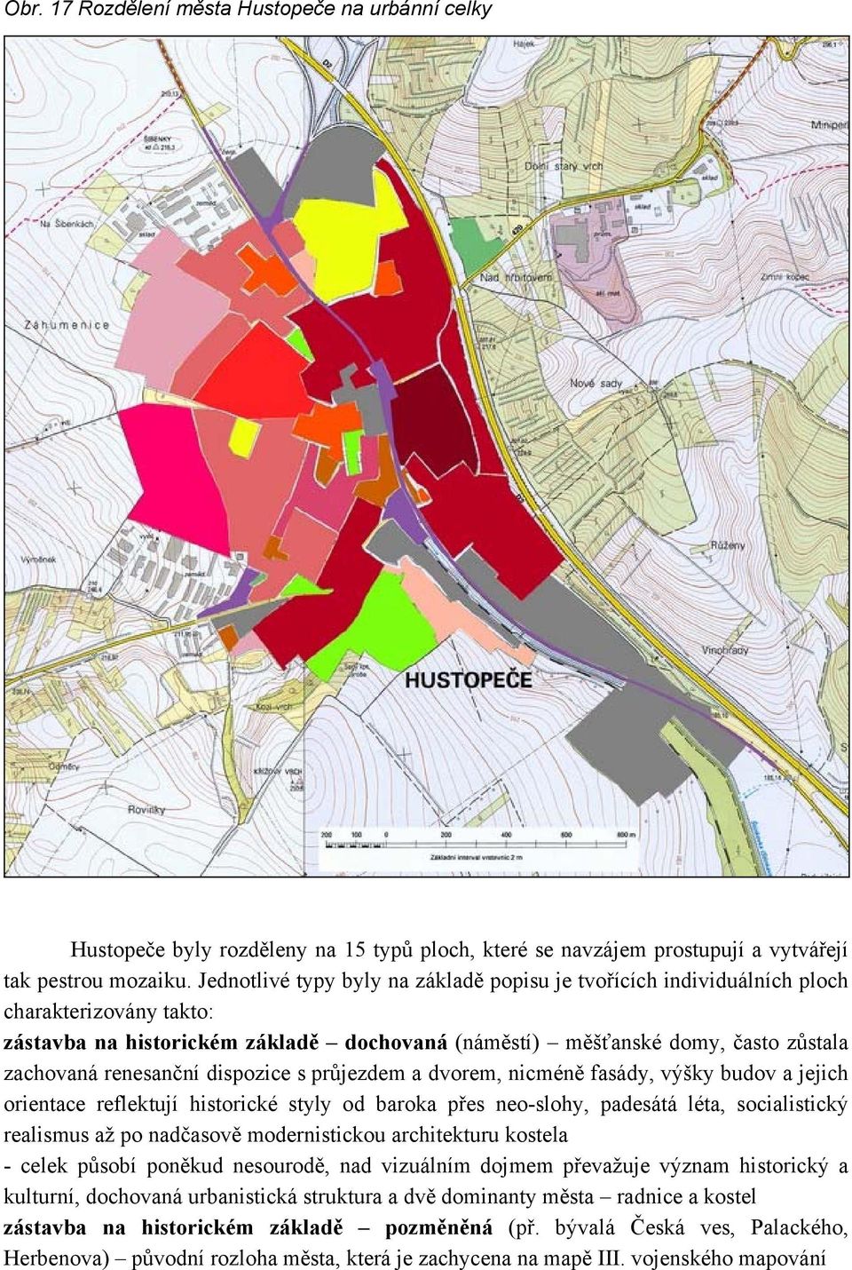 dispozice s průjezdem a dvorem, nicméně fasády, výšky budov a jejich orientace reflektují historické styly od baroka přes neo-slohy, padesátá léta, socialistický realismus až po nadčasově