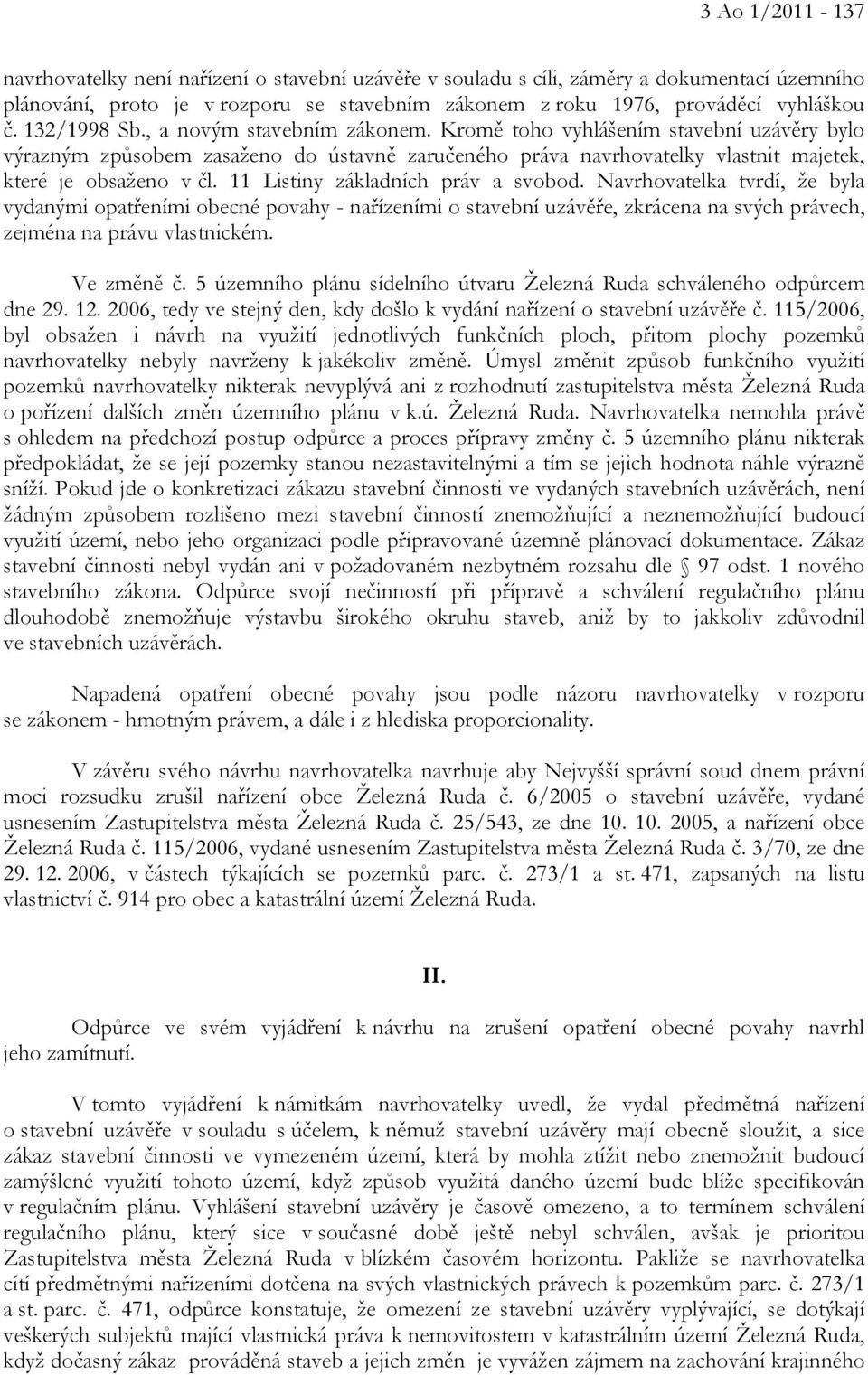 11 Listiny základních práv a svobod. Navrhovatelka tvrdí, že byla vydanými opatřeními obecné povahy - nařízeními o stavební uzávěře, zkrácena na svých právech, zejména na právu vlastnickém.