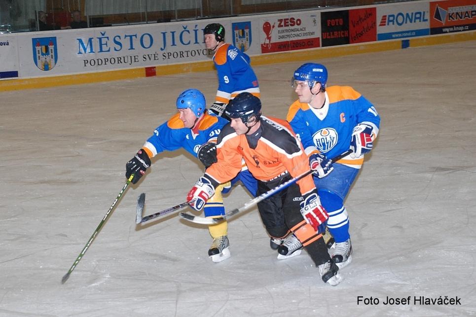 Zápas č. 3 17.03.2013 15:30 HC HOLÍN HC DIVÁ BÁRA 4 2 ( 0 : 1, 3 : 1, 1 : 0 ) 21. Petr Daňo (Vojtěch Mašek), 27. Jaroslav Hlavatý, 28. Jan Hurei (Vojtěch Mašek, Václav Šobek), 53.