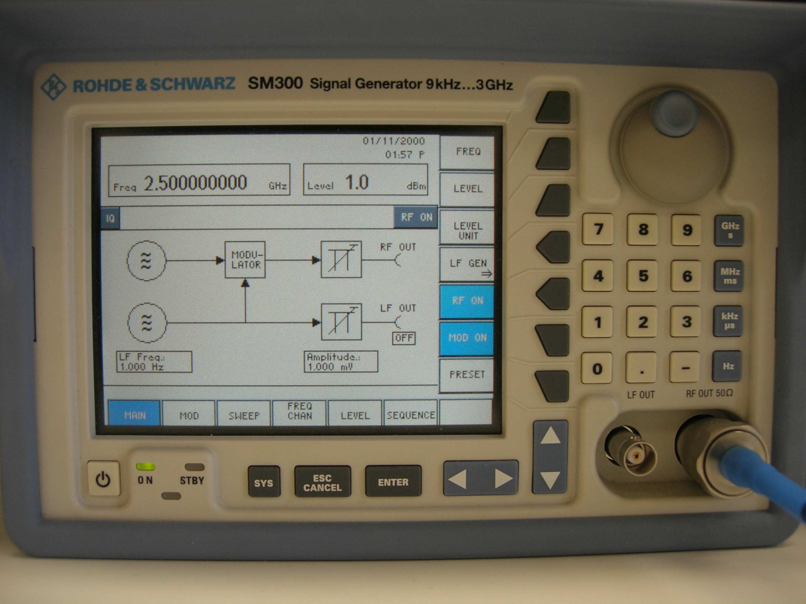 4.3 Rohde&Schwarz SM300 Obrázek 23 - ADL5382 a jeho blokové schéma [6] Rohde&Schwarz SM300 je vysokofrekvenční signálový generátor, který poskytuje možnost pracovat s IQ modulacemi.