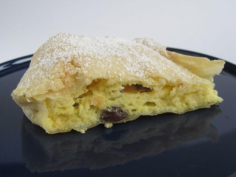 TOPFENSTUDEL Ein Topfenstrudel (auch Quarkstrudel, ungarisch Túrós rétes) ist auf dem Gebiet der österreichisch-ungarischen Monarchie entstandenes Strudelteiggebäck, ähnlich einem Apfelstrudel.