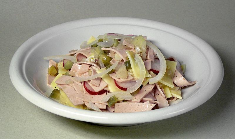 WURSTSALAT Wurstsalat ist ein mit Essig, Öl und Zwiebeln sauer angemachter Salat aus Wurst, meist Brühwurst wie Lyoner, Stadtwurst, Regensburger oder Extrawurst.