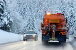 PROČ SE V ZIMĚ SOLÍ ULICE? (VERZE PRO STŘEDNÍ ŠKOLY) Sůl je v zimě používána jako pomoc při odstraňování sněhu a ledu ze silnic, tratí a ulic.