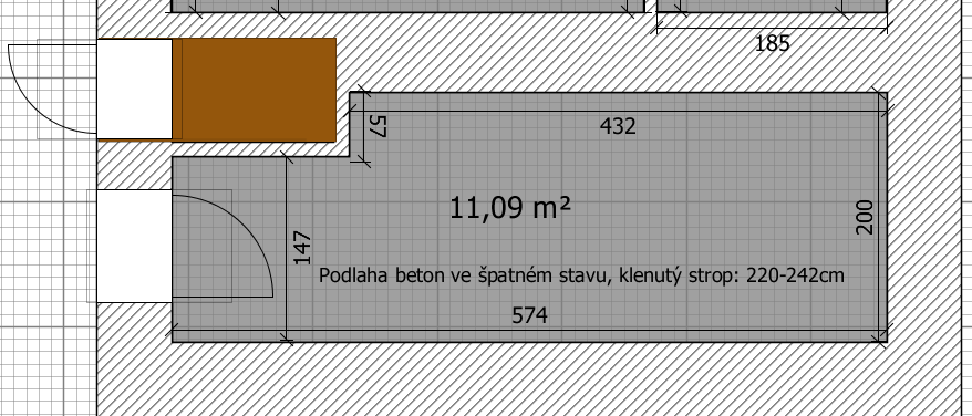 Kurník/pokojík Tato místnost aktuálně není propojena s domem. Původně sloužila jako kurník, ale před x lety byla částečně rekonstruována a používá se jako skladiště všeho možného.