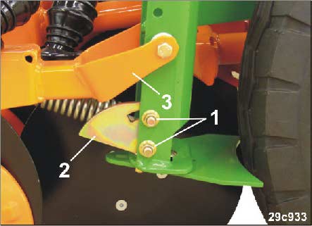 Seřizování Nastavení zvýšeného přítlaku botek 1. Řídicí ventil 2 uveďte do plovoucí polohy. 2. Zatáhněte ruční brzdu, vypněte motor traktoru a klíčky vyjměte ze zapalování. 3. Čepy (Obr.