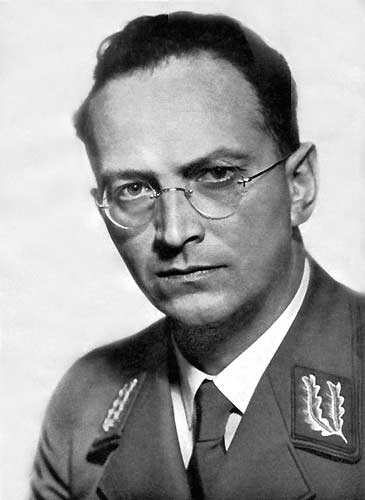 Konrád Henlein, bankovní úředník, učitel tělocviku, předseda Sudetoněmecké strany, Obergruppenfűhrer SS, říšský místodržící. http://images.google.com/imgres? imgurl=http://www.fofifo.