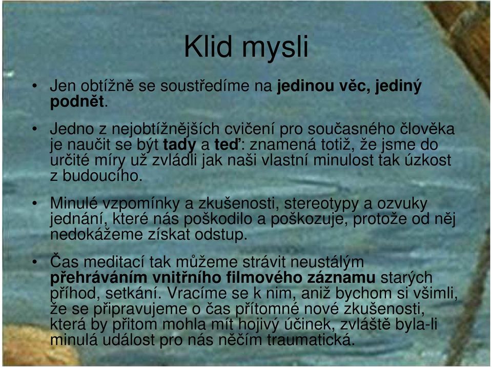 z budoucího. Minulé vzpomínky a zkušenosti, stereotypy a ozvuky jednání, které nás poškodilo a poškozuje, protože od něj nedokážeme získat odstup.