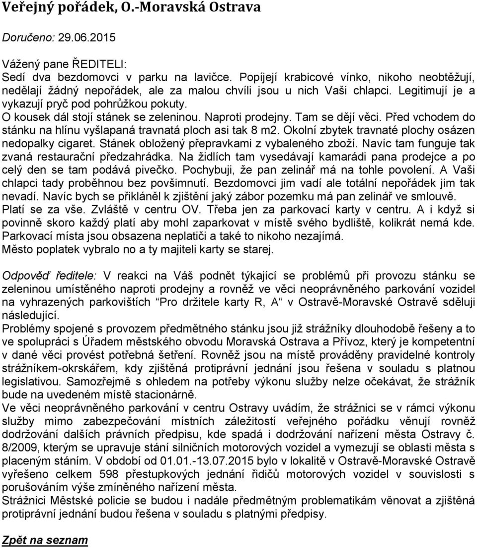 O kousek dál stojí stánek se zeleninou. Naproti prodejny. Tam se dějí věci. Před vchodem do stánku na hlínu vyšlapaná travnatá ploch asi tak 8 m2.