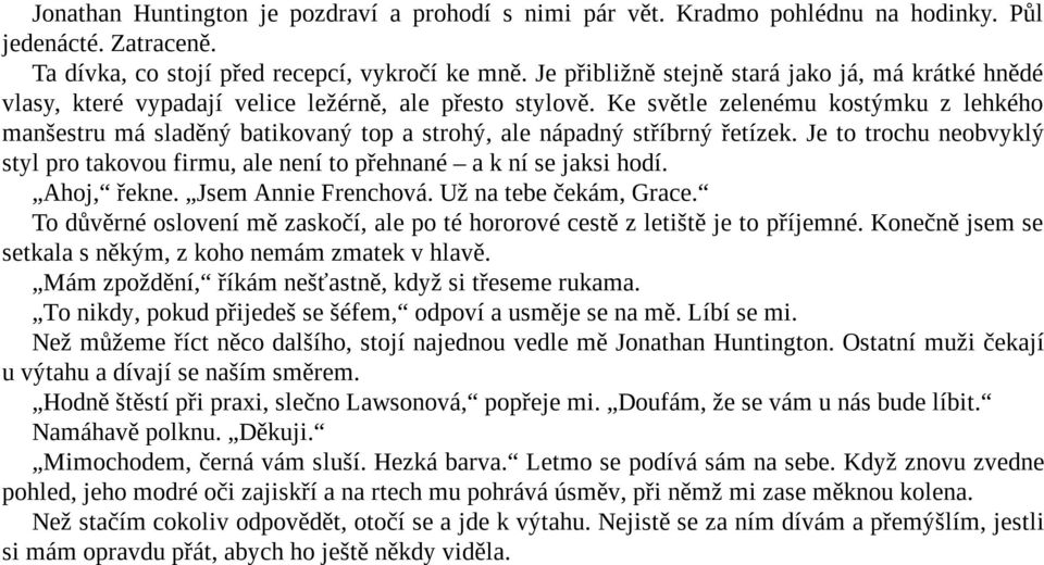 Ke světle zelenému kostýmku z lehkého manšestru má sladěný batikovaný top a strohý, ale nápadný stříbrný řetízek.