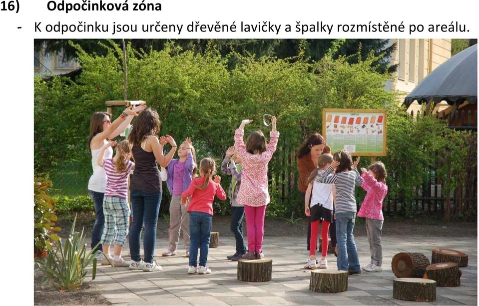 dřevěné lavičky a