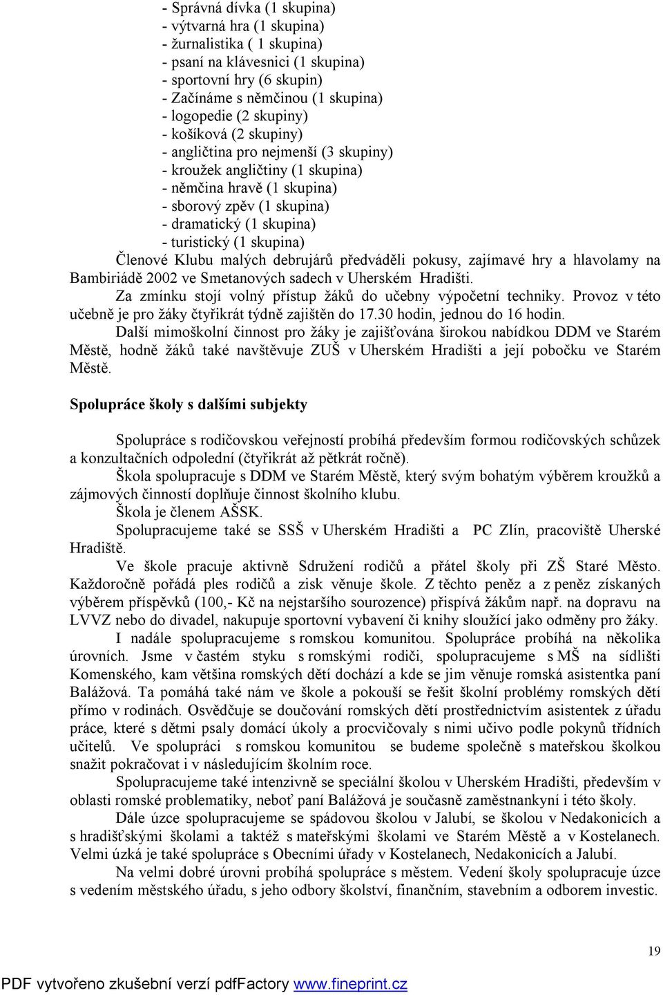 skupina) Členové Klubu malých debrujárů předváděli pokusy, zajímavé hry a hlavolamy na Bambiriádě 2002 ve Smetanových sadech v Uherském Hradišti.