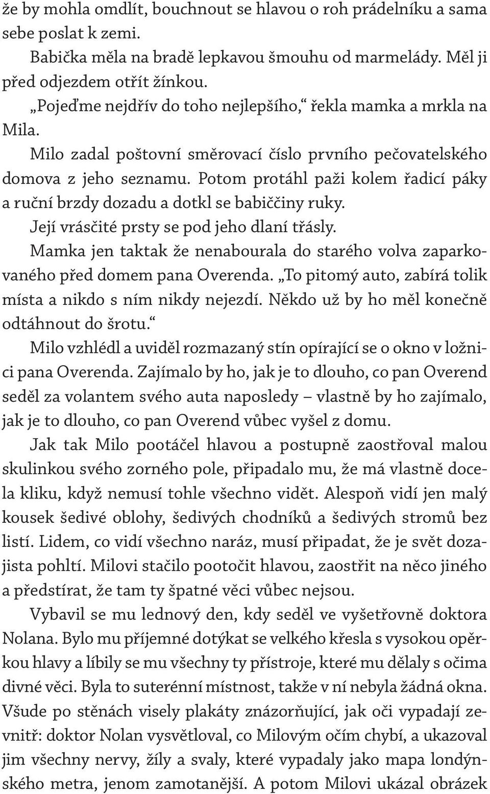 Potom protáhl paži kolem řadicí páky a ruční brzdy dozadu a dotkl se babiččiny ruky. Její vrásčité prsty se pod jeho dlaní třásly.