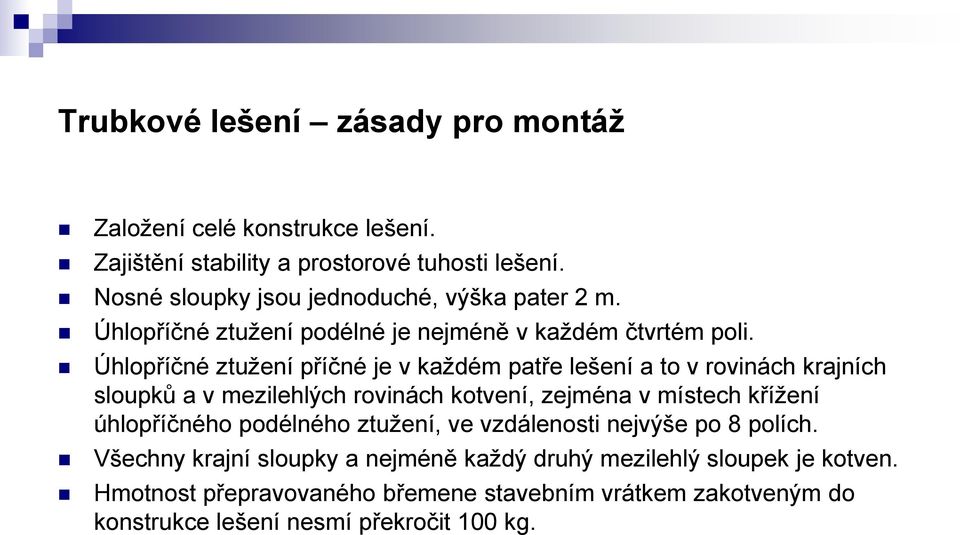 Úhlopříčné ztužení příčné je v každém patře lešení a to v rovinách krajních sloupků a v mezilehlých rovinách kotvení, zejména v místech křížení