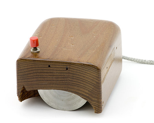 Myš Vynález z roku 1963, jehož autorem je Douglas Engelbart.