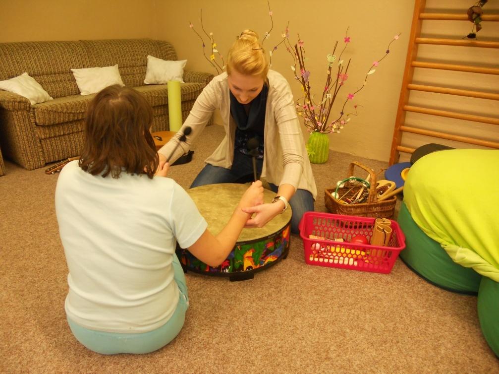 Příloha C: Fotografie z muzikoterapeutických setkání Obrázek 7 Společná hra na