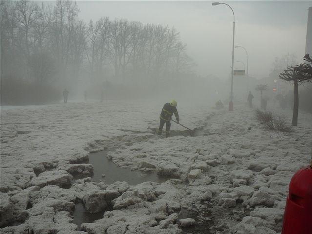 3. 2. Mimořádné srážky Humpolecko bývá zasaženo náhlými, vysokými vodními i sněhovými srážkami. 15.2.2012 napadlo 520 mm sněhu a v kraji Vysočina byl vyhlášen stav kalamity.