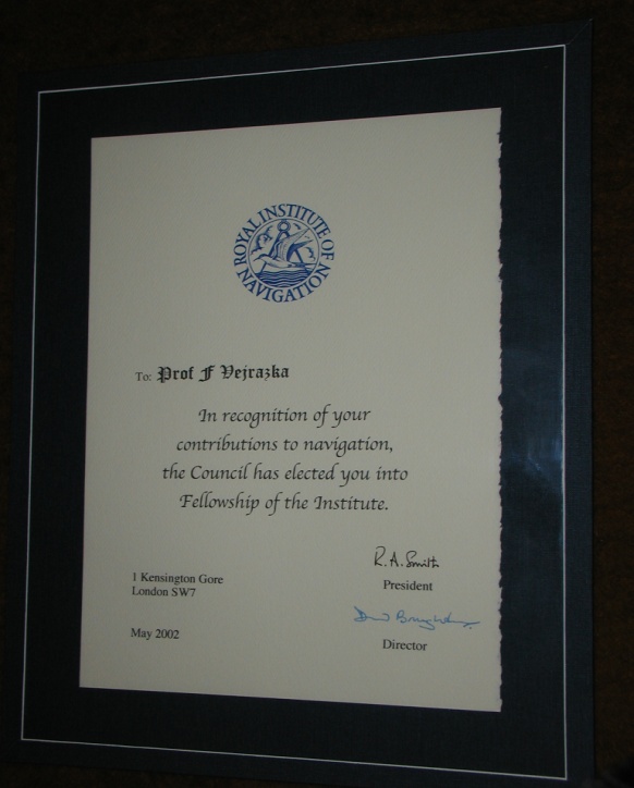 2004: Účastníme se i domácích konferencí. 2004: Doc. Kovář při přednášce na konferenci v Petrohradě.