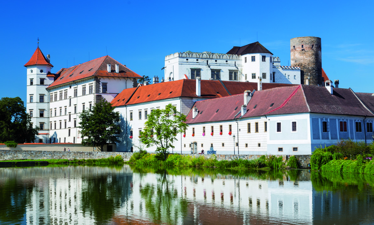Jindřichův Hradec 5 Rozloha MPR _ 20 ha Počet památek _ 219 (z toho 118 v MPR) Město nad rybníkem Vajgar, v jehož hladině se zrcadlí nádherné panorama gotického hradu a renesančního zámku, němého