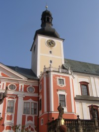 nedávno pro potřeby turistů. Z osady pokračujeme po červené směrem k Dědovu až na vrchol Ostaše, odkud budete mít krásný výhled do kraje. Další informace najdete zde: http://www.turistika.