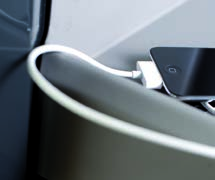 Moderní ovládací prvky Nová, plně pneumaticky odpružená sedačka obsluhy Inteligentní pedál plynu Inovovaný plynový pedál Komatsu, Zadní kamerový systém Kamera ve standardní výbavě stroje Široká