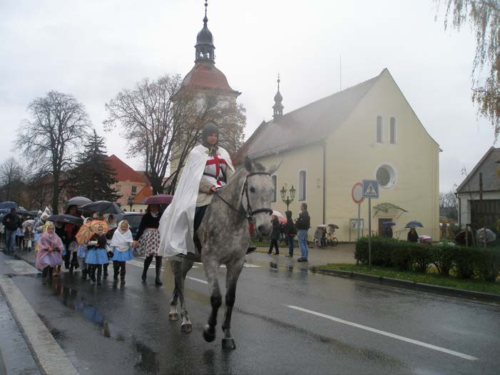 15. 11. Martinské svěcení a košt vín, Vracov I přes velmi nepříznivé počasí se vydal krojovaný průvod městem Vracov. Vedl ho opět jako v loňském roce sv.