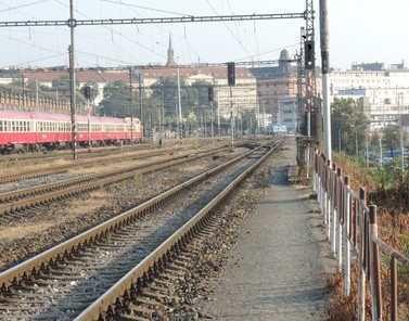 Po projetí okolo výše uvedených návěstidel, po ujetí vzdálenosti cca 250 m, musel strojvedoucí reagovat na návěst dalšího návěstidla Se45.