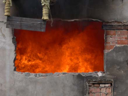 a) b) Obr. 7 a) Omezení hoření ventilací v 15 min požáru b) Plně rozvinutý požár v 6 min požáru 5.
