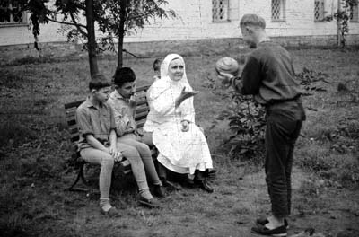 Vincenta společně s civilními zaměstnanci. Rozsáhlá rekonstrukce ústavu byla zahájena v r.1973. V roce 1975 byly dokončeny centrální rozvody tepla a teplé vody.