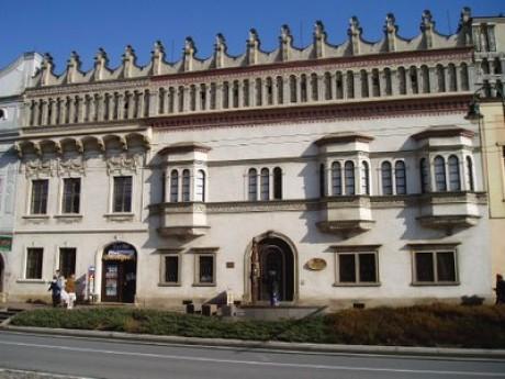 Po r. 1711 bol skonfiškovaný a vystriedal viacerých majiteľov. Dôkladná rekonštrukcia paláca do pôvodnej renesančnej podoby sa uskutočnila v r. 1950-1956.