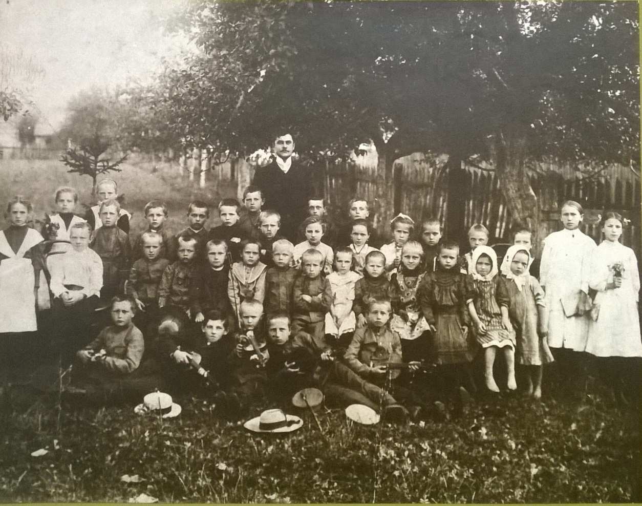 Obrázek 6 Žáci matiční školy v Lucku, 1931 Zdroj: Muzeum volyňských Čechů