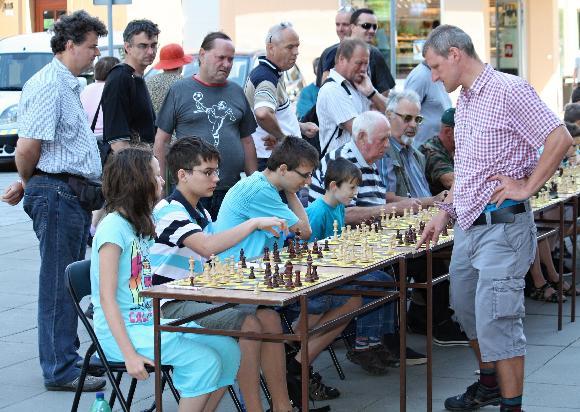 Týdeník Jalovec 16. 7. 2013: Před vsetínskou radnicí se hrály šachy V rámci mezinárodního Přeboru města Vsetína proběhla ve středu 3. července jedna z doprovodných akcí.